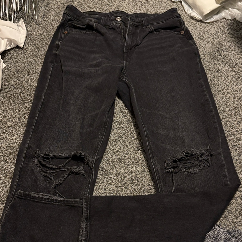 American eagle black jeans with rips in knee. Strigid size 6